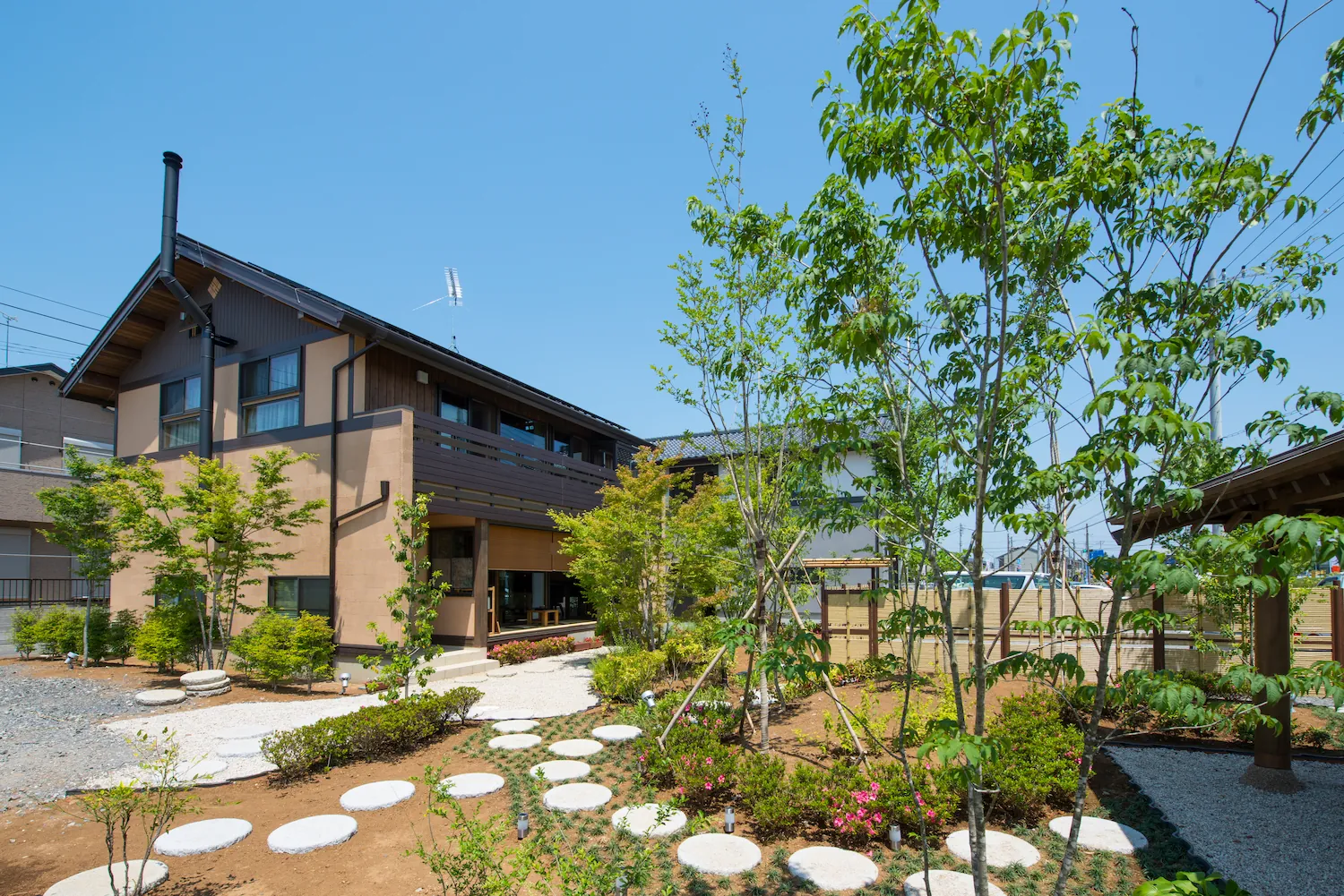 木の力強さと開放感が共存する、吹き抜けのある和モダンの住まい